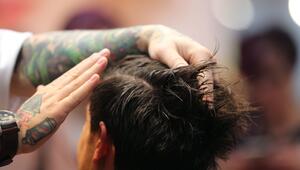 Friseur stylt die Haare eines Mannes mit Haargel