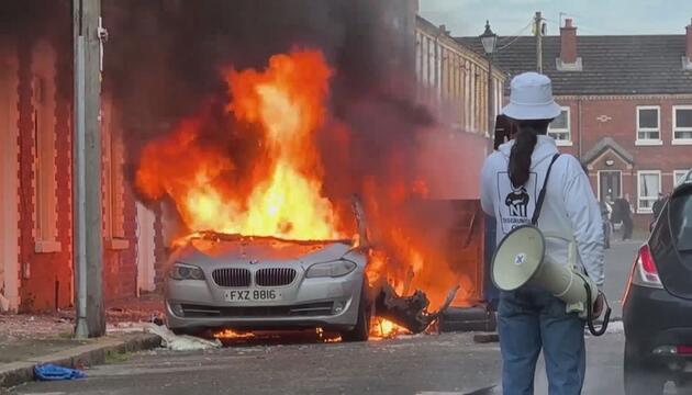 Nach Messerattacke: Fahrzeuge brennen in Belfast