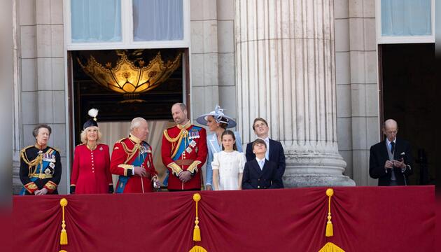 Während die anderen Royals miteinander quatschten, zückte der Herzog von Kent (rechts) auf dem ...