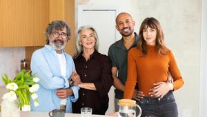 Mehrgenerationenübergreifende Familie gemeinsam in der Küche