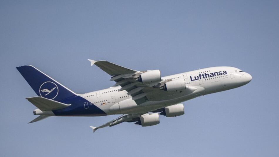 Ein Flugzeug der Lufthansa fliegt.