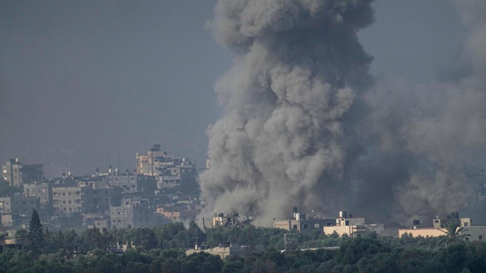 Rauch steigt nach einem israelischen Luftangriff im Gazastreifen auf