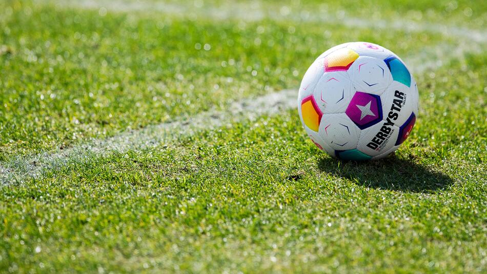 Der offizielle Bundesliga-Ball liegt auf einem Spielfeld am Kölner Geißbockheim