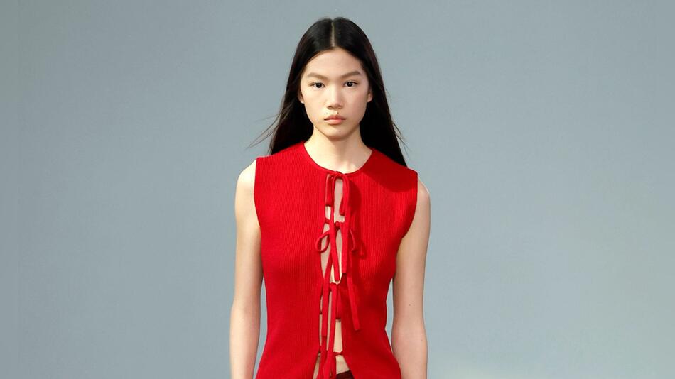 Ein Fashion-Week-Look mit einer roten Tie-Front-Bluse von JW Anderson.