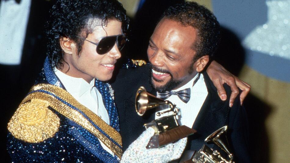 Michael Jackson (l.) und Quincy Jones mit zwei ihrer Grammys für "Thriller".