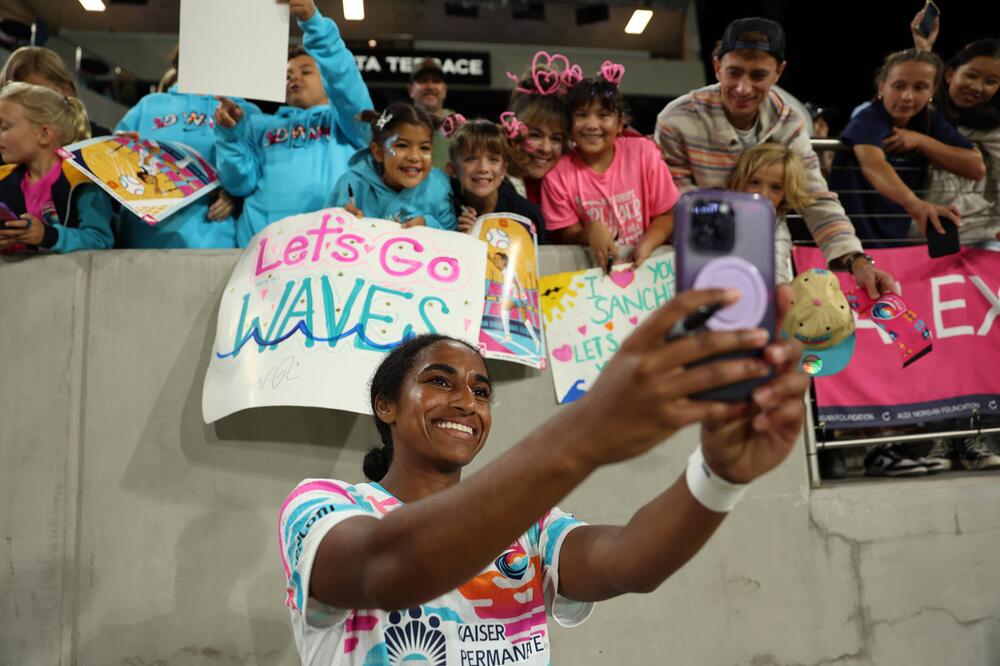 Naomi Girma macht Selfies mit Fans.