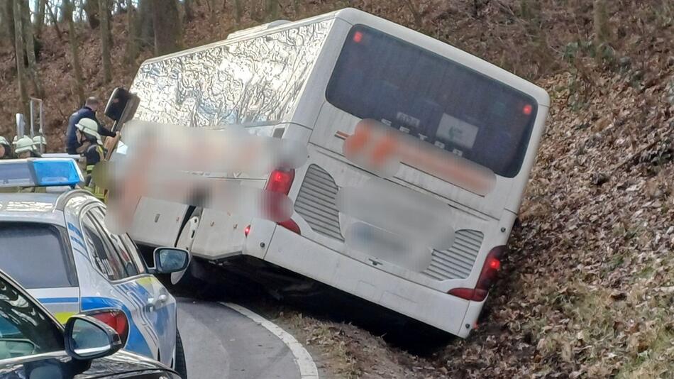 Bus mit Kindern an Bord rutscht in Graben