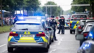 Auto fährt in München in Menschengruppe