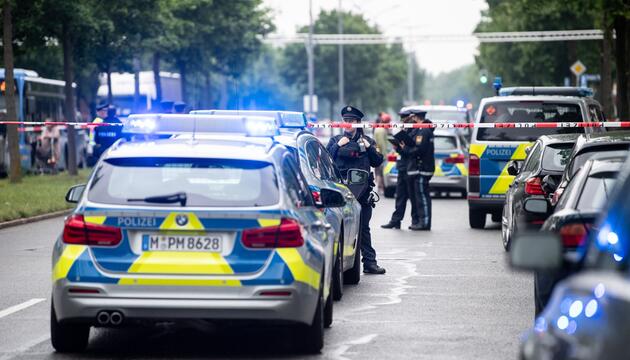Auto fährt in München in Menschengruppe