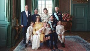 Prinzessin Sofia und Prinz Carl Philip posieren mit ihren Eltern und ihren Kindern.