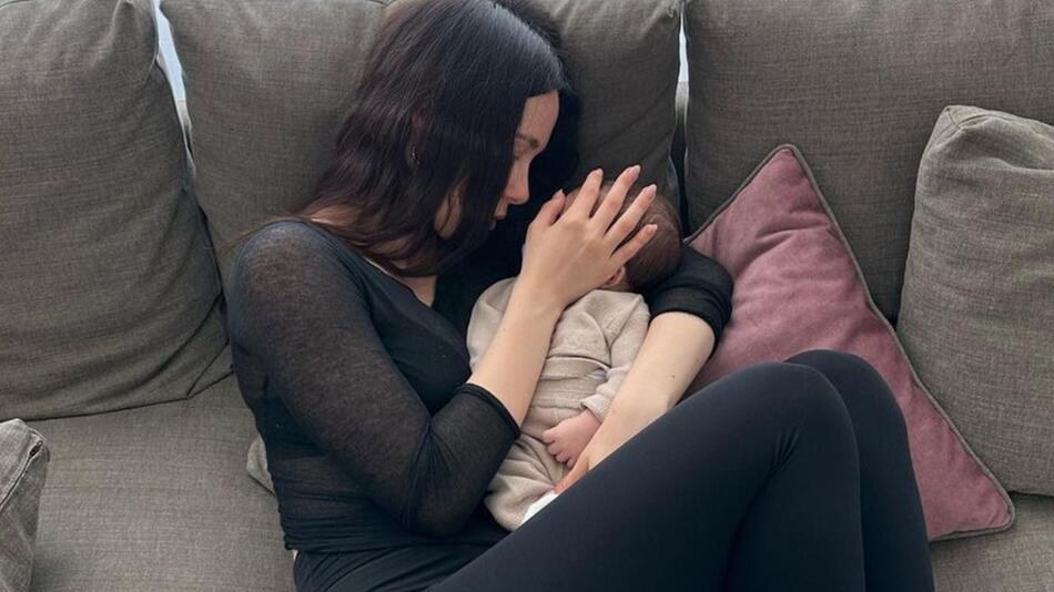 Aurora Ramazzotti mit ihrem Sohn Cesare auf der Couch
