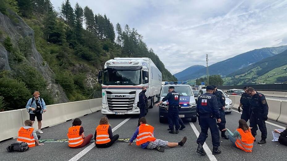 Klimaaktivisten blockierten Brennerautobahn in Österreich