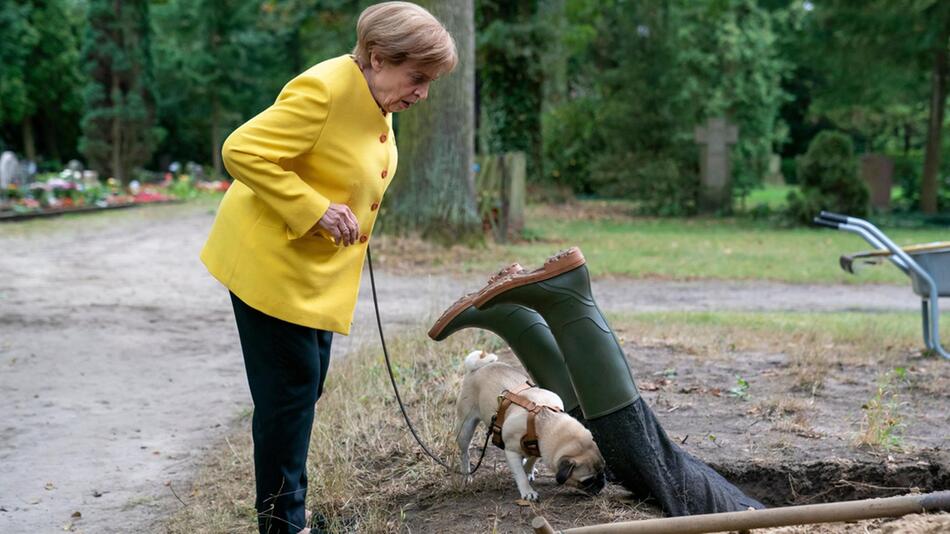 Fortsetzung für "Miss Merkel": Angela (Katharina Thalbach) und Mops Helmut finden eine Leiche.