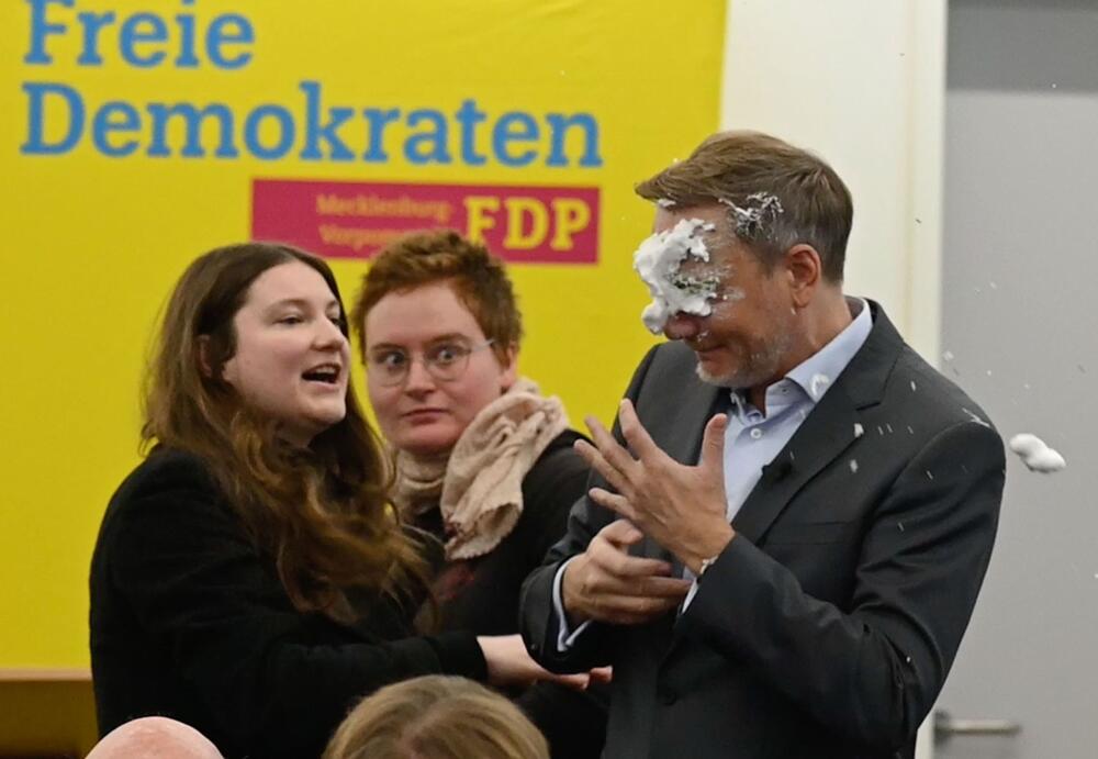 Lindner bei Auftritt mit Schaum beworfen