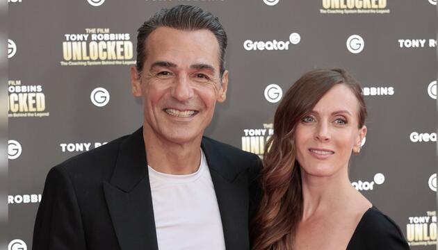 Schauspieler Erol Sander und Maskenbildnerin Rebecca Oehlmann lernten sich 2022 am Set von ...