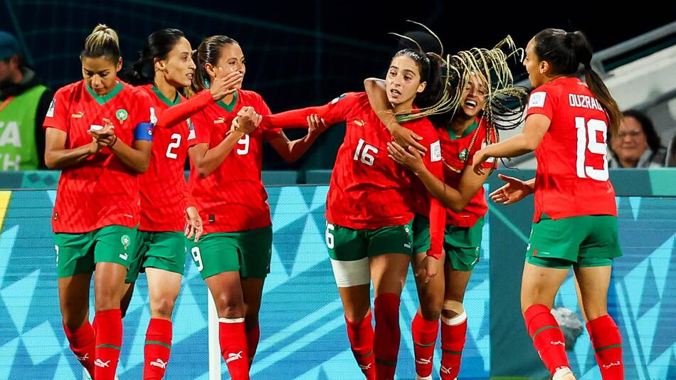 Marokkos Spielerinnen bejubeln den Treffer zum 1:0.