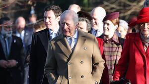 König Charles und seine Familie vor dem Weihnachtsgottesdienst am 25. Dezember.