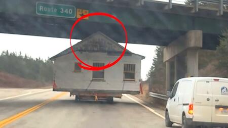 Haus kracht beim Transport gegen Autobahnbrücken