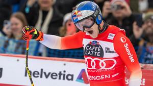 Marco Odermatt feiert den Heimsieg in Wengen.