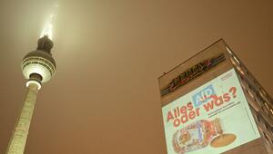 Großprojektion von Campact am Alexanderplatz