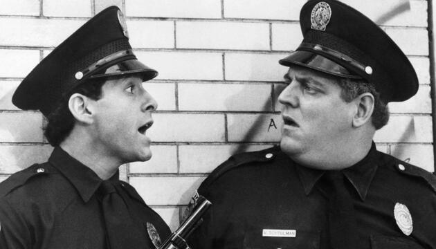 Peter Van Norden (r.) in einer Szene aus "Police Academy 2" mit Kollege Steve Guttenberg.