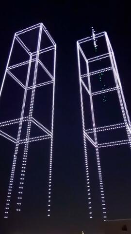 2977 Drohnen stellen Twin Towers in Originalgröße nach