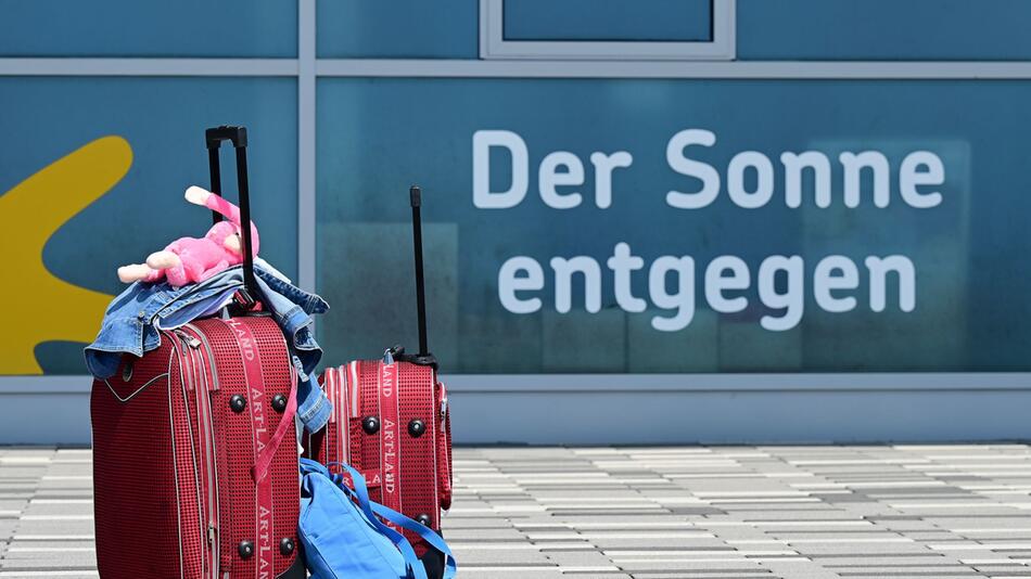 Gepackte Koffer stehen vor dem Terminal des Kassel-Airports