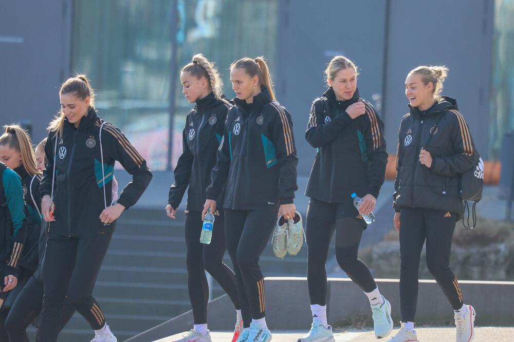 Jule Brand, Giulia Gwinn, Klara Bühl, Rebecca Knaak und Marie Müller.
