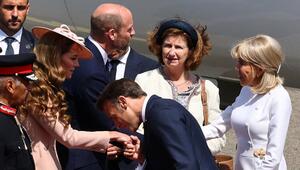 Mit einem Handkuss hat Emmanuel Macron Prinzessin Kate nach seiner Ankunft in Großbritannien ...