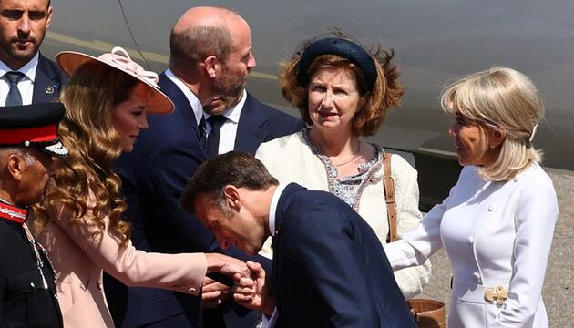 Mit einem Handkuss hat Emmanuel Macron Prinzessin Kate nach seiner Ankunft in Großbritannien ...