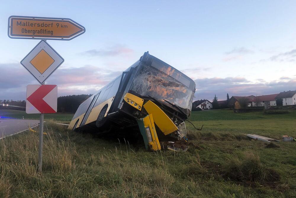 15 Verletzte bei Busunfall mit Schülern an Bord