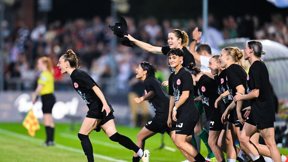Die Spielerinnen von Eintracht Frankfurt stürmen nach dem Sieg jubelnd auf den Platz