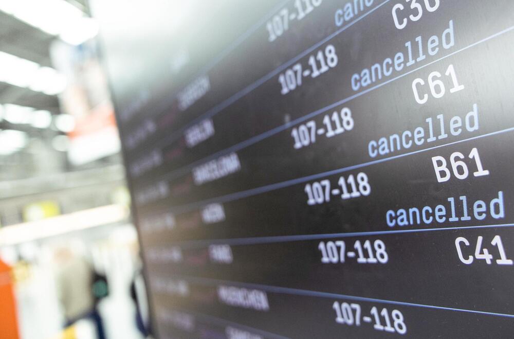 Display am Köln Bonner Flughafen zeigt Flugausfälle an