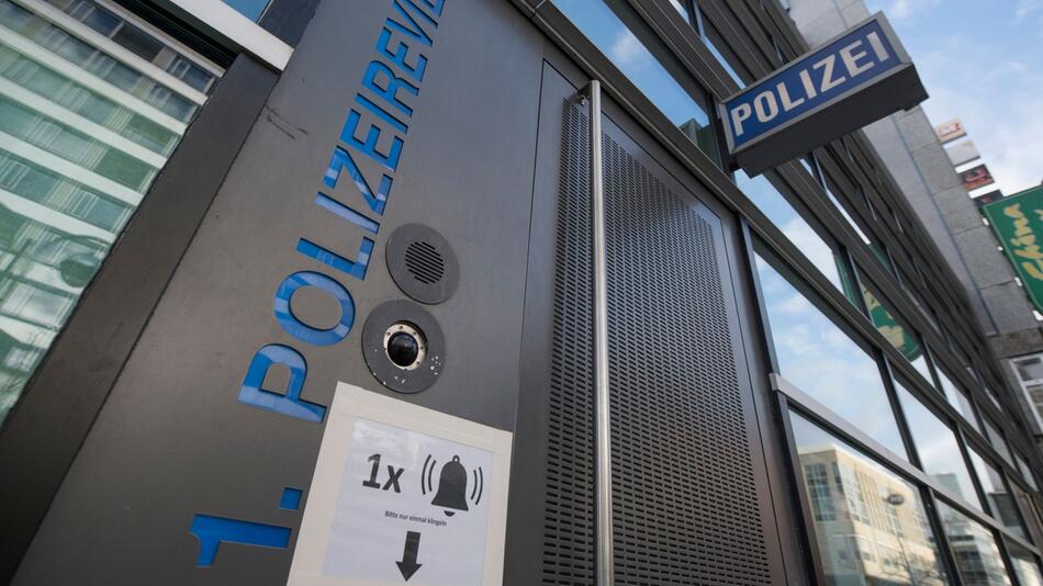 Der Eingang des 1. Polizeireviers auf der Zeil.