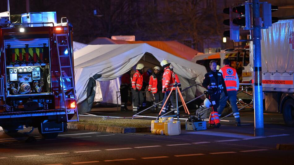 Auto fährt in Menschenmenge auf Magdeburger Weihnachtsmarkt