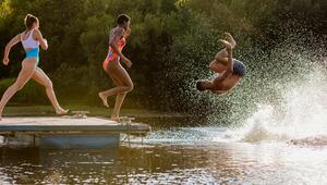 Freunde springen ins Wasser