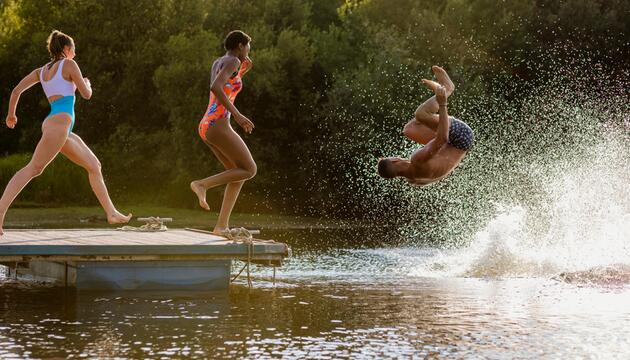Freunde springen ins Wasser