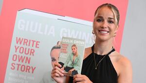 Giulia Gwinn mit ihrer Biografie