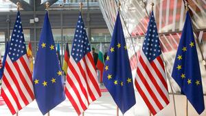 EU-Flaggen und amerikanische Fahnen
