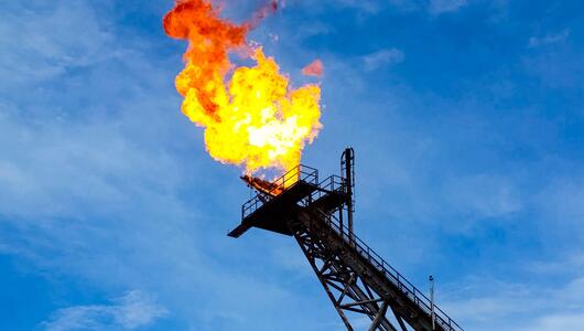 Die Fackel wird in der Fackelanlage entzündet, wobei Begleitgas auf der Ölplattform verbrannt wird.