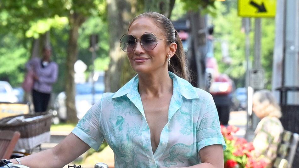 Auf einem der veröffentlichten Sommer-Fotos trägt Jennifer Lopez dieses Kleid.