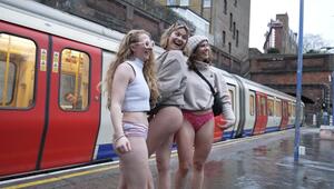 Ohne Hose in die Röhre: Londoner bei "No Trousers Tube Ride"