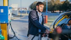 Mann beim Tanken.