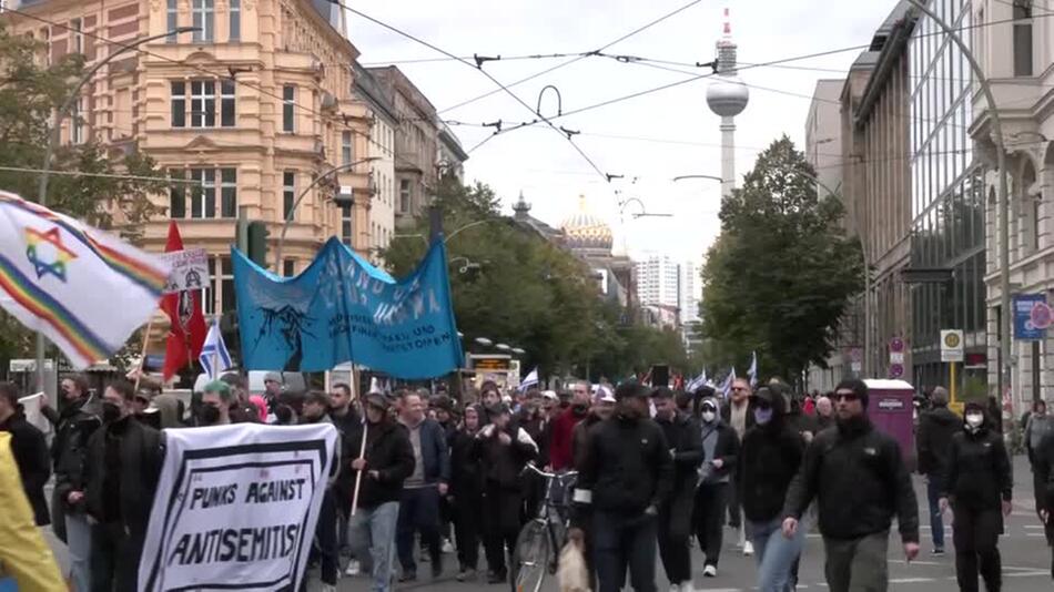 Jahrestag des Hamas-Überfalls auf Israel: Zahlreiche Demos in Berlin