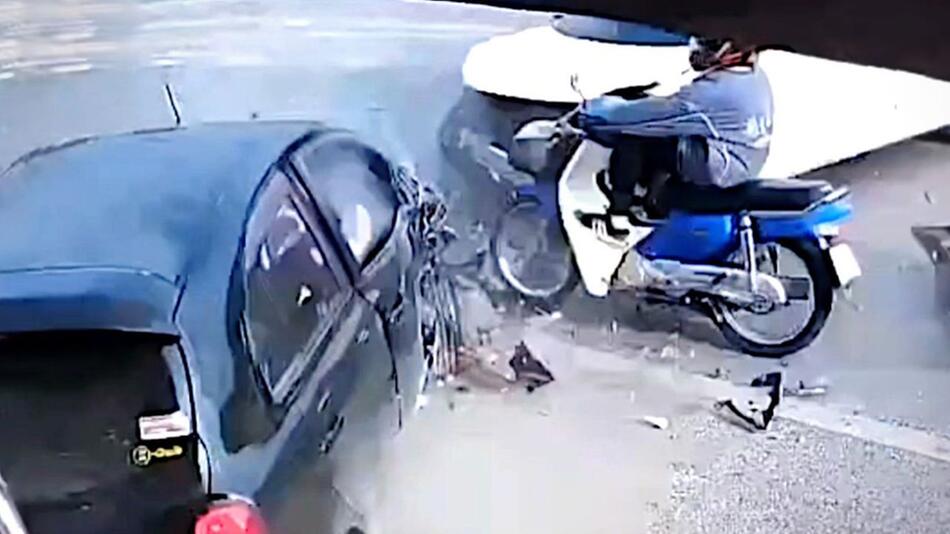 Wie im Film: Motorrad entkommt durch zwei kollidierende Autos