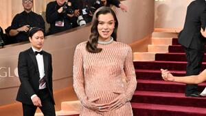 Hailee Steinfeld präsentierte bei den Golden Globes im Januar stolz ihr Babybäuchlein.