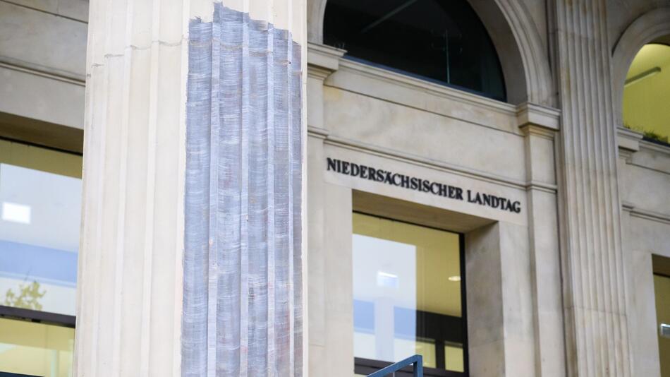 Landtag Niedersachsen - Beschädigungen durch Parolen