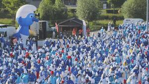 Alle total blau: 3.000 Schlümpfe stellen in Frankreich Weltrekord auf