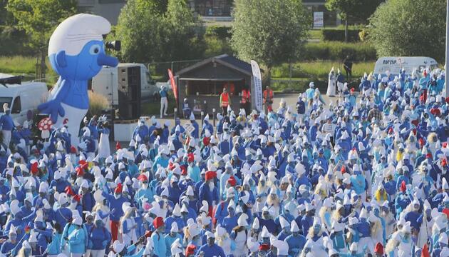 Alle total blau: 3.000 Schlümpfe stellen in Frankreich Weltrekord auf