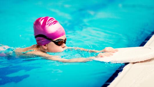 Kind mit Badekappe und Schwimmbrille